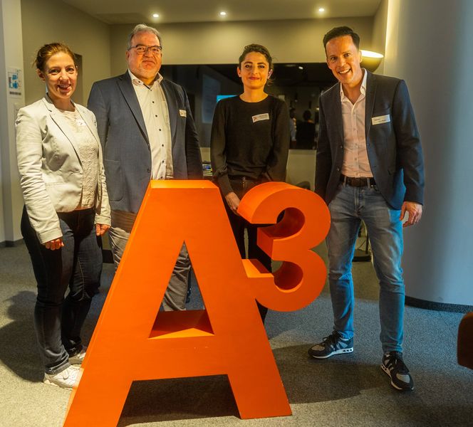 Die vier Hauptverantwortlichen des New Work Wirtschaftsdialogs stehen nebeneinander.